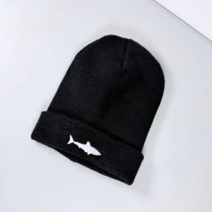Beanie con bordado de tiburón